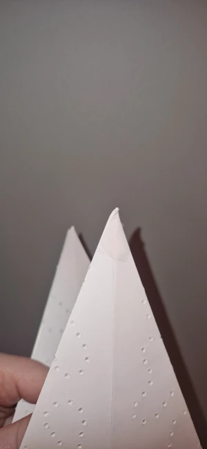 Vit adventsstjärna med hålmönster - Fin vit adventsstjärna i papper med dekorativa hålmönster. Perfekt för fönsterdekoration. Några mindre skador och lagningar syns på spetsarna men inget som syns tydligt- i övrigt gott skick. 