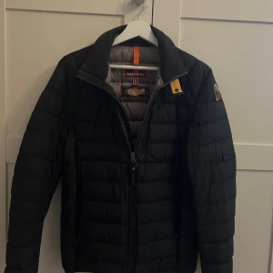 Parajumpers jacka. Super lightweight - Jackar är i storlek S, och bra skick minus en liten knappt synlig slitning på magen och ett hål på armen lagat med en lapp som gör att det inte syns.