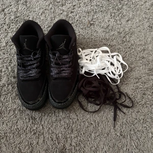 Jordan 3 black cats - Jordan 3 black cats, storlek 42, för mer frågor kan ni skriva privat