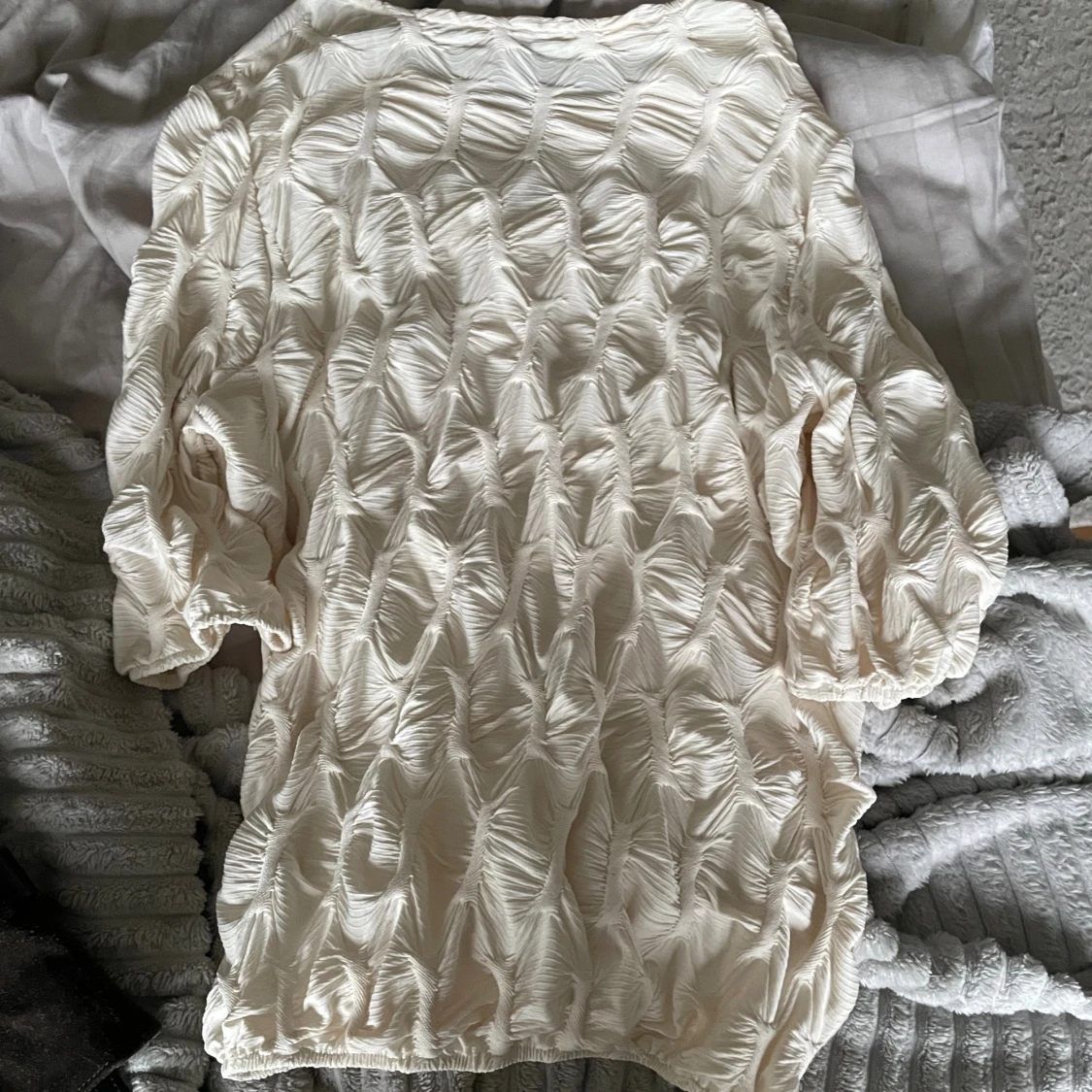 En fin trekvarts blus från från Levǝtē ROOM💕 - 4