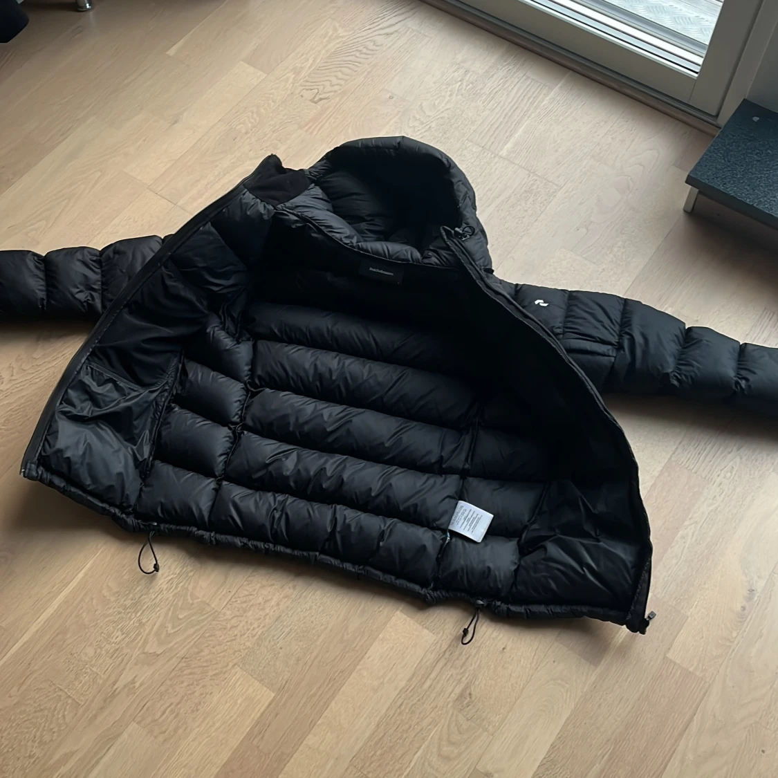 Svart dunjacka från Peak Performance - 2