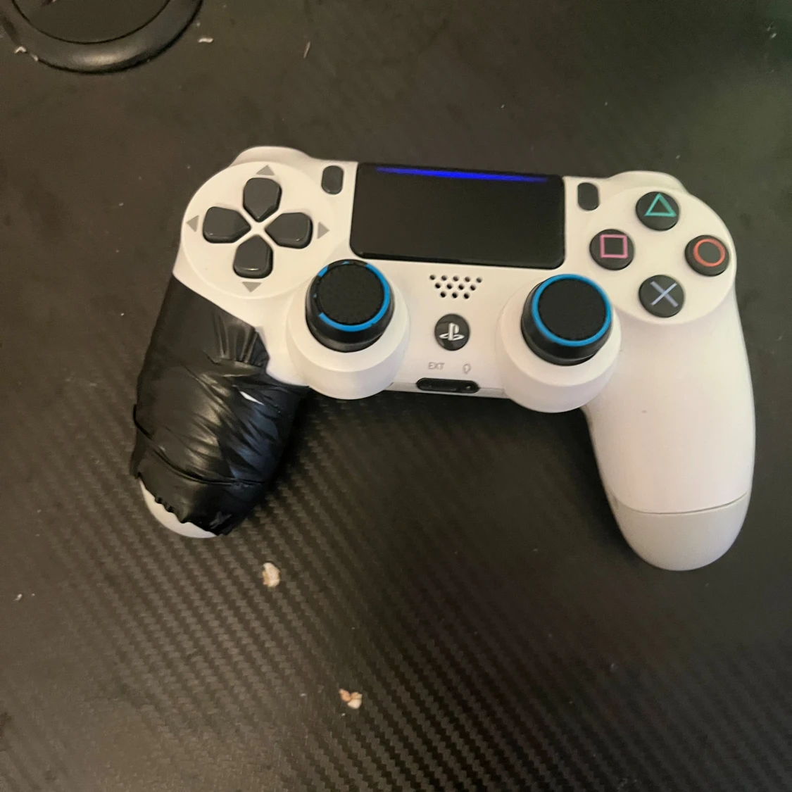 PlayStation 4 med handkontroll och spel - 1