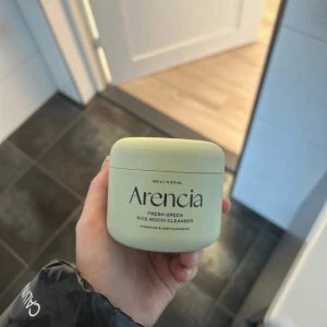 Arencia Fresh Green Rice Mochi Cleanser - En ljusgrön rengöringsbalm från Arencia, Fresh Green Rice Mochi Cleanser, i en rund plastburk på 120g. Kommer med en liten vit spatula för enkel applicering. Konsistensen är krämig och färgen är ljusgrön. Perfekt för dig som vill ha en återfuktande och djuprengörande cleanser.jag har ENDAST använt skopan för att ta upp produkt 