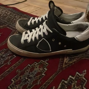 Svarta och vita philippe model - Säljer ett par skor som är ganska använda men funkar fortfarande som de ska, pris går att diskutera 