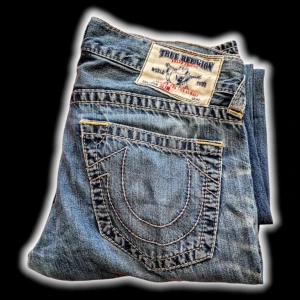  STRAIGHT FIT TRUEYS - Feta straight fit trueys i prima skick! Hmu om du är intresserad och kom gärna med bud :)