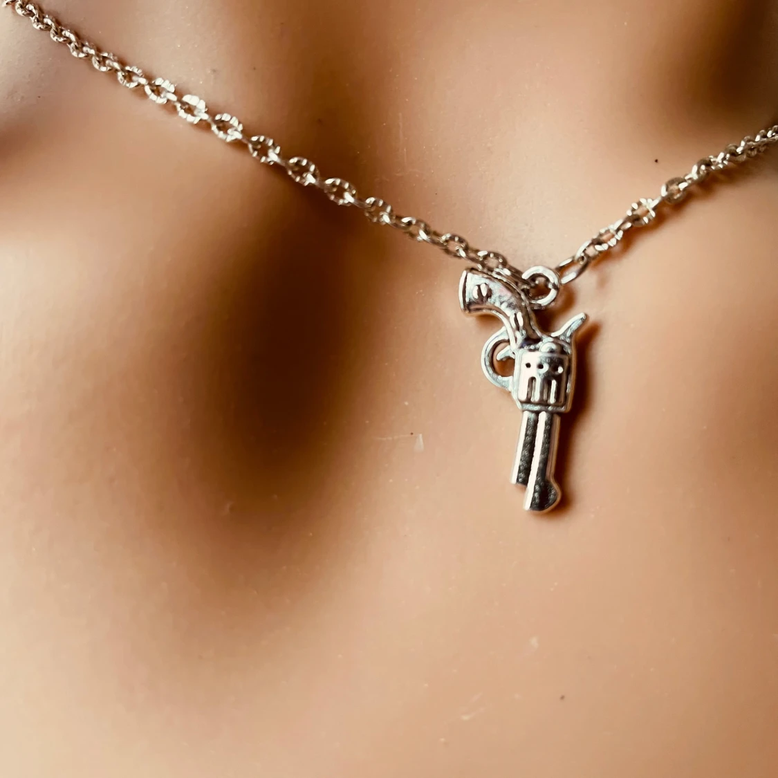 By prisförslag- Silverfärgat halsband 45 cm med pistolhänge - 1