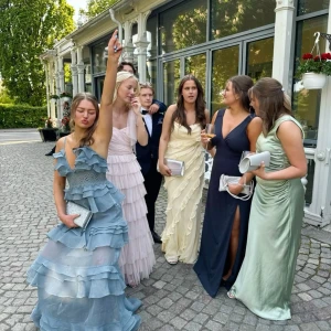 True decadence balklänning - Åh världens finaste klänning, använd på min bal i somras endast🥹 Skriv för fler specifika bilder om det önskas eller om ni har några frågor☺️ Jag skickar med alla lappar och påsar jag fick när jag köpte den😚   Nypris på hemsidan ligger på 2800 kr🥰 Mitt pris går att diskutera!!! Klänningen är en stl 12 (?) Vilket motsvarar en 38-40 tror jag  Den har en pytte pytteliten slitning, ska fota den & lägga till i annonsen om någon timme🥰