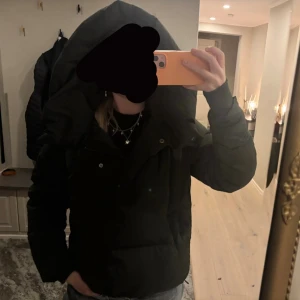 Mörkgrön pufferjacka object  - Säljer mörkgrön pufferjacka med stor huva, perfekt till vintern då den är väldigt varm. Saknar en knapp men märks inte då den har dragkedja också. Andvänd en vinter så bra skick!😌🥰