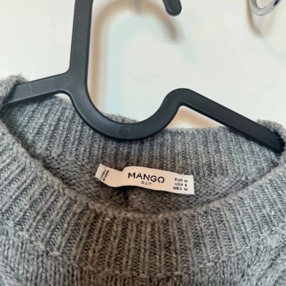 Grå stickad tröja från Mango - 2