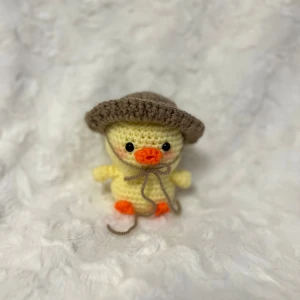 Virkad anka med hatt - Ankan är ca 12 cm hög 🌸 Hatten är avtagbar. Den har Säkerhetsögon som inte rekommenderas för barn under 3 år! 