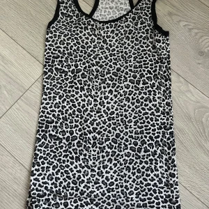 Linne - Leopard långt rakt linne storlek S helt ny. 