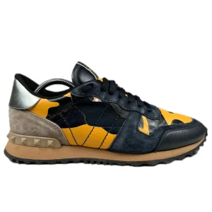 Valentino Garavani Rockrunner sneakers - Äkta!!!Snygga Valentino Garavani Rockrunner sneakers med svart, gul och beige camouflage färg. Perfekta skor nu inför vintern. Strl 42 men passar 43. Skriv vid minsta fundering!😌