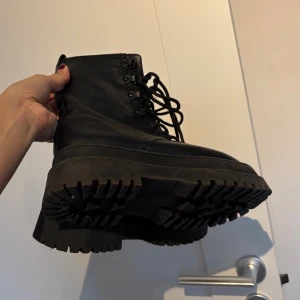 Svarta chunky boots med snörning - Säljer ett par svarta boots med grov sula och snörning framtill. Storleken är 38 eller 38,5, se bild nummer 2 och självtolka. Passsr mig som brukar ha 38-39 i skor!