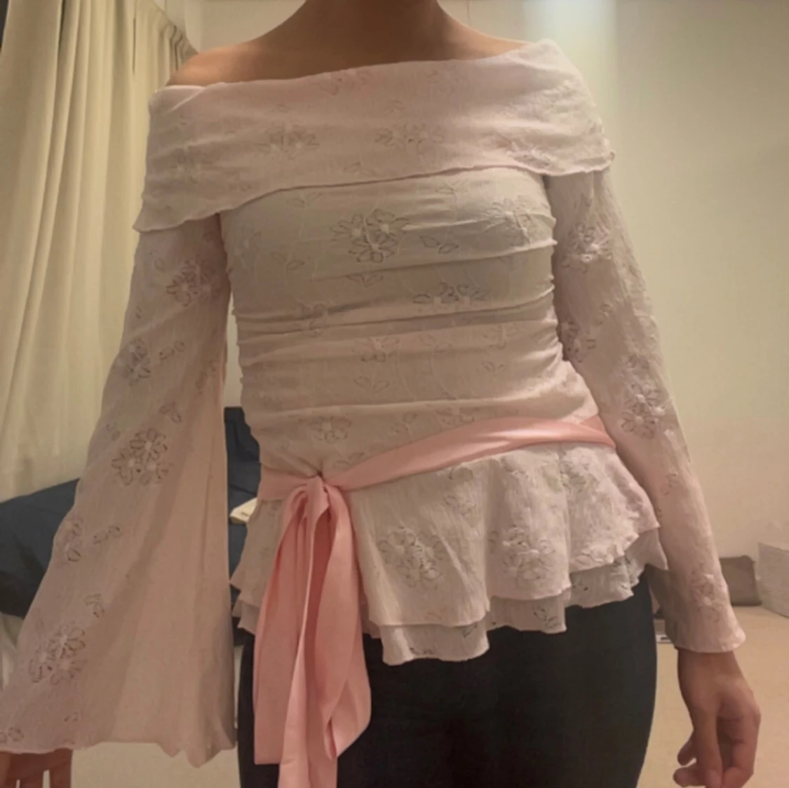 Ljusrosa offshoulder blus med rosett - 2