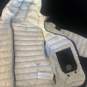 Vit pufferjacka från Stone Island - Säljer eller byter  mot en annan tröja/jacka 