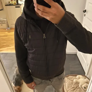 Ralph lauren Cardigan  - Svart cardigan  från Polo Ralph Lauren med luva och fickor, den e skön att ha på sig och är väldigt stilig. Inga skador men har använts lite grann men säljer då den inte kommer till användning. Storlek är S men sitter som xs på mig 