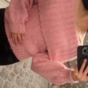 Rosa offshoulder stickad tröja Gina Tricot - Superfin rosa stickad tröja från Gina Tricot i storlek XS. Som är helt slutsåld på hemsidan!
