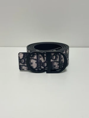 Dior Bälte - Säljer ett helt nytt bälte, aldrig använd. Storlek 110. Skriv gärna vid fler frågor. Postar inom 24h efter betalning. (Alla bilder är tagna av mig)