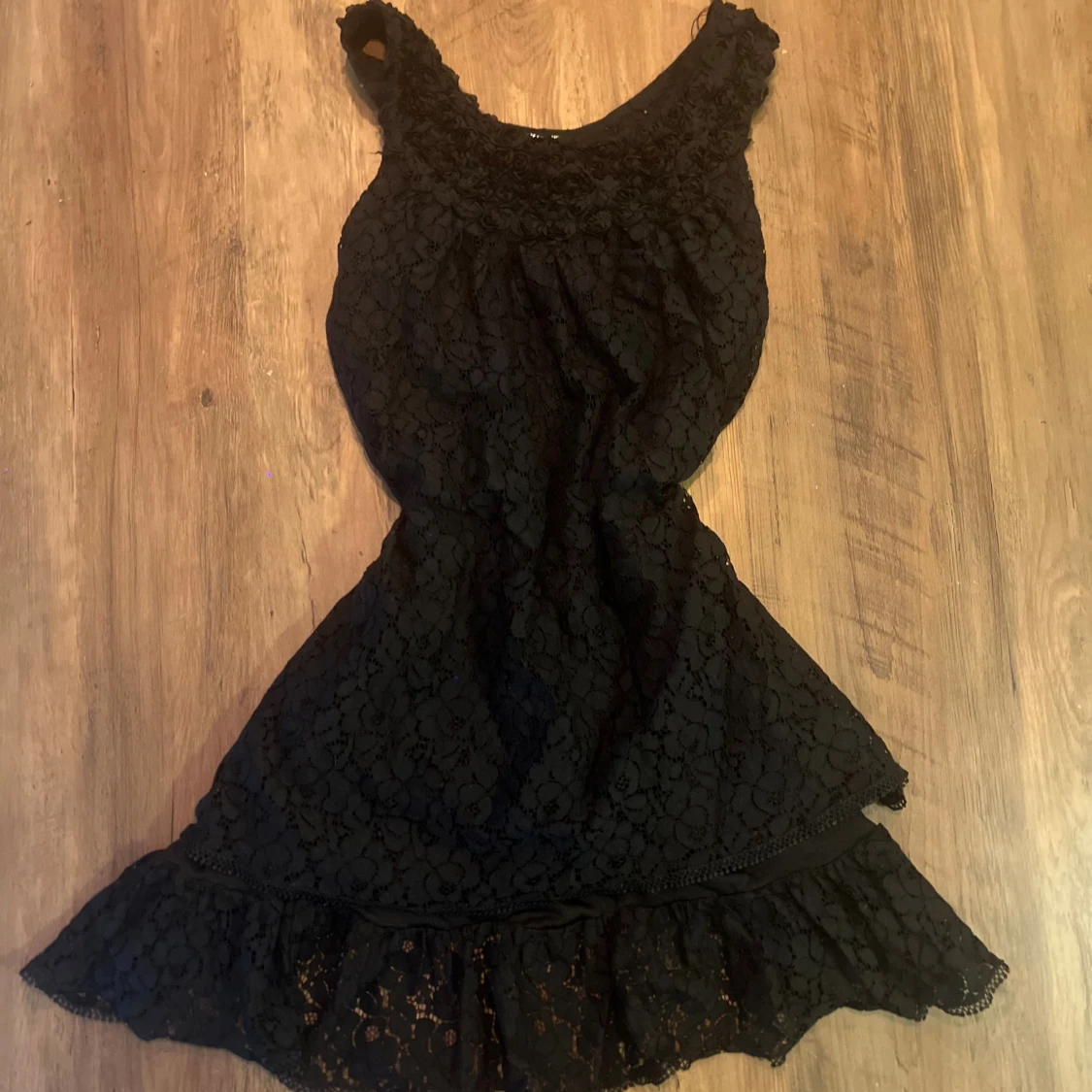 Svart spetsklänning med volang