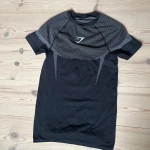 Gymshark onyx v5 tröja - Säljer slutsålda Gymshark onyx compression shirt i v5 versionen. Hör av er vid frågor, inte använd så mycket och svårt att hitta.