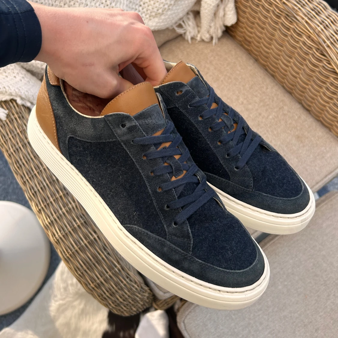 Mörkblå Brunello Cucinelli sneakers med bruna detaljer