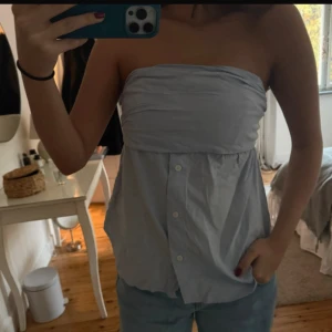 Bandue topp  - Fin bandue topp i skjort modell! Med knapp detaljer! Passar S
