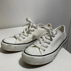 Vita låga sneakers från 157, strl 37 - Har använt bara ett få gånger men annars som ni ser på bilden så är den helt fin fortfarande utan mycket fläckar. Bara så ni vet har den inga skador💕💕