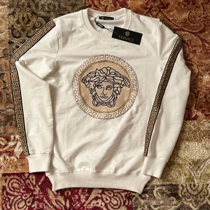 H&M tröja  - Helt ny tröja i färgen beige. Aldrig använd, storlek s. 