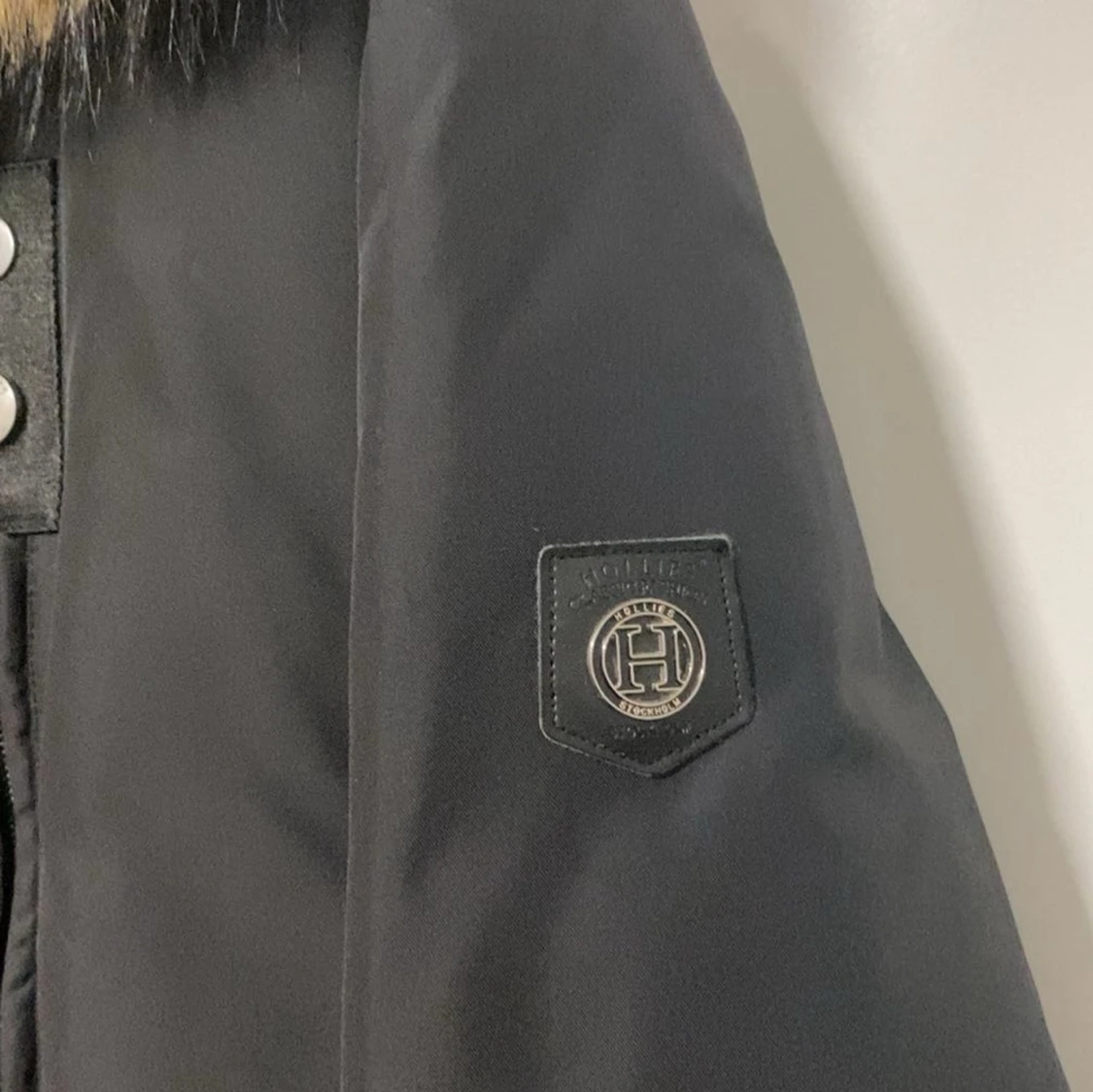 Svart dunjacka med päls från Hollies - 1