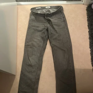 Jack and Jones jeans - Relaxed fit jeans från Jack and Jones, knappt använda. Storlek 28 32