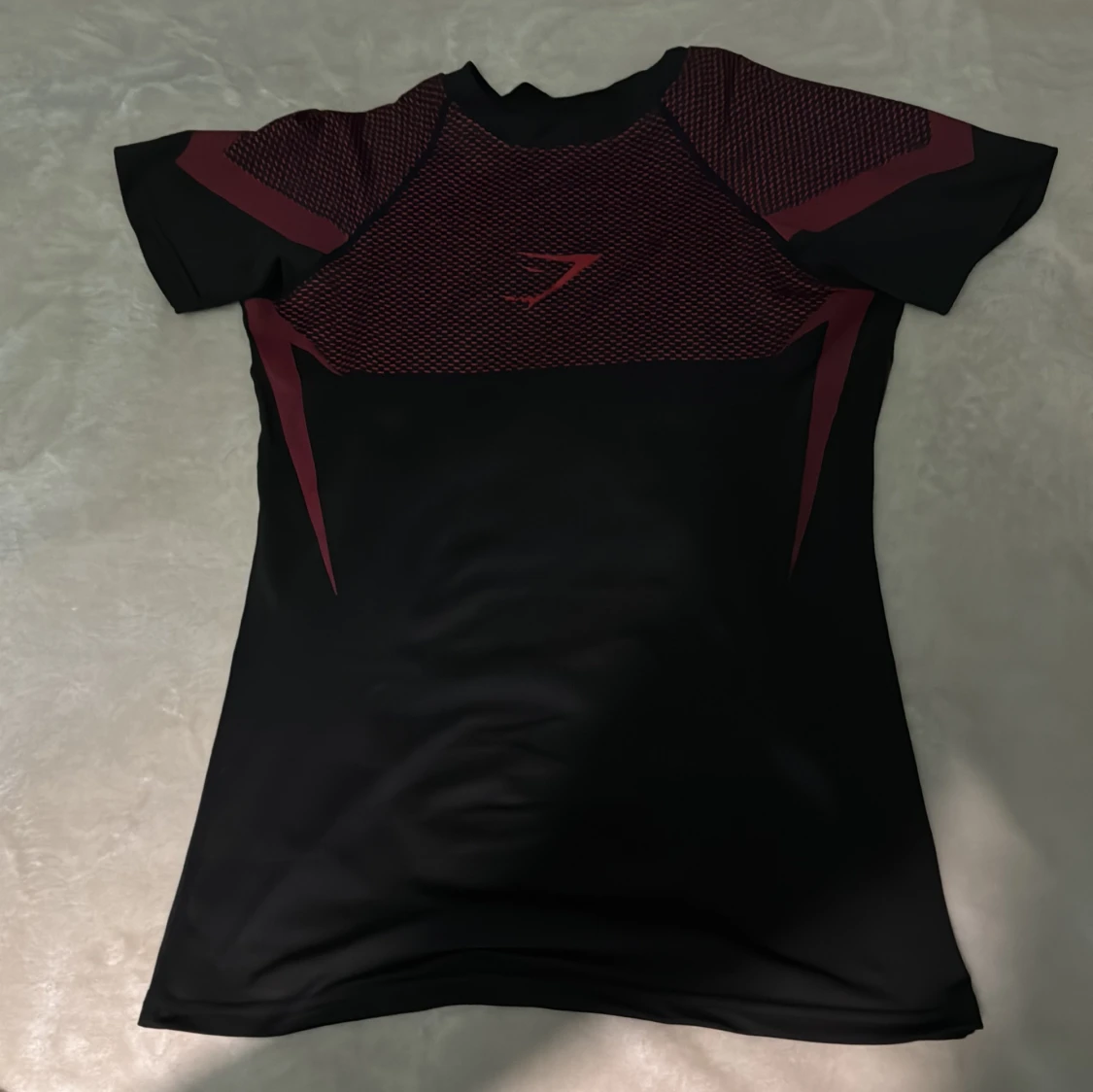 Svart och vinröd Gymshark t-shirt