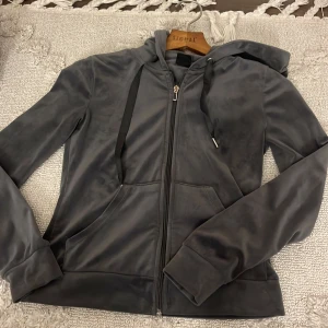 Velour zip hoodie - Fin velour zip hoodie från Gina. Väl använd men är i fint skick.