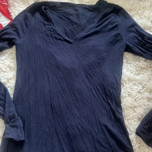 V-ringad intimissmi tröja - Jättefin märkblå vringad intimissmi tröja! Använd fåtal gånger , inga hål eller tecken på slitningar !💕💕