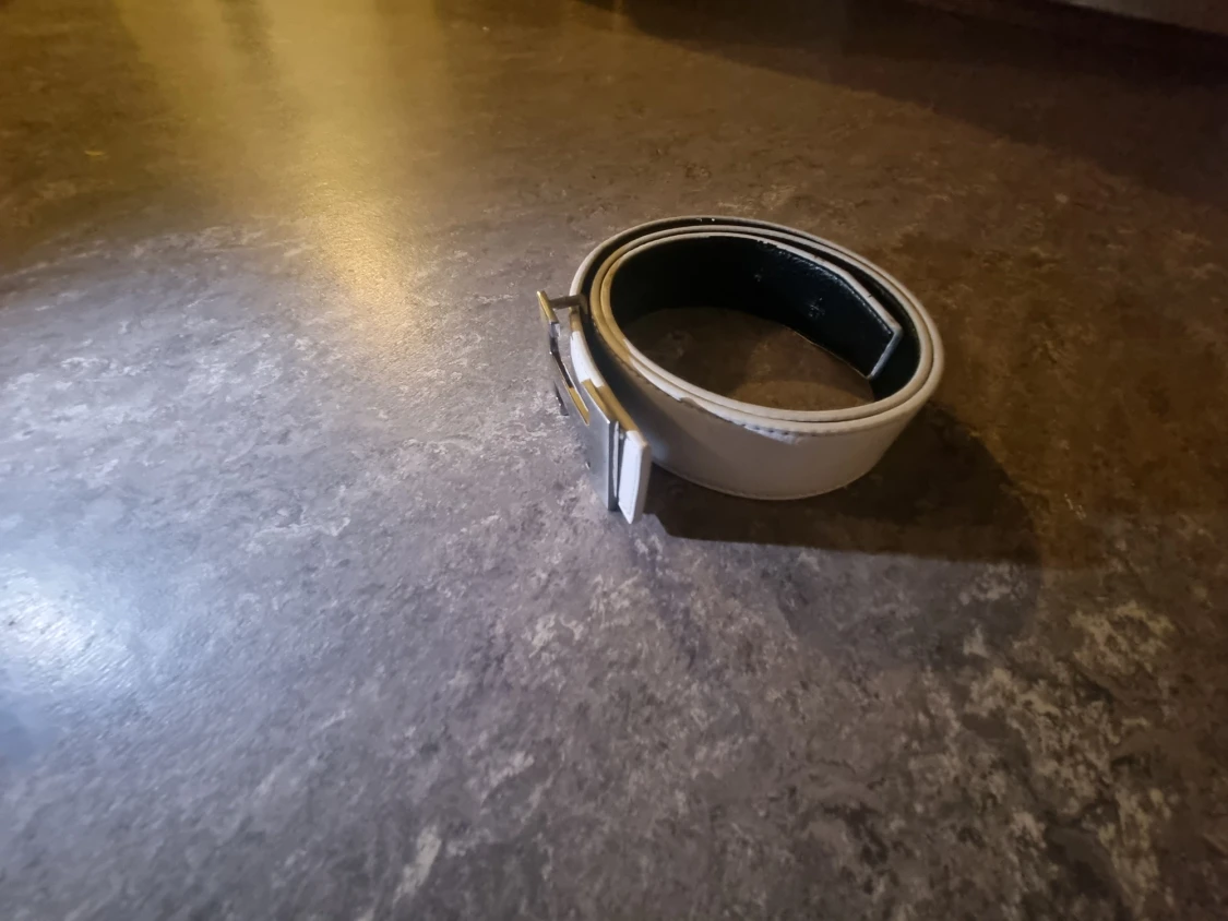 Svart skärp med silvrigt H-spänne - 4