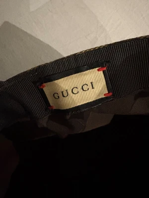 beige - köptes förra året, använd mycket men är fortfarande i mycket bra skick. fler bilder vid behov. pris kan diskuteras.