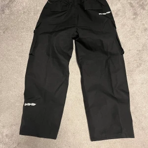 Capeesh byxor  - Helt nya Capeesh byxor i storlek L. Aldrig använda. Vill byta mot Capeesh i medium eller sälja. 