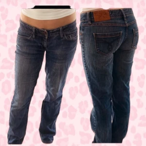  mörkblå jeans låg midja - Blå Esprit  jeans med bootcut passform. Jeansen har låg midja och i storlek S . Perfekta för en avslappnad och cool stil har blivit ett hål som syns på bilden går ner i pris på grund av de . Skriv vid frågor💕