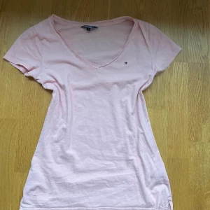 Ljusrosa t-shirt Tommy Hilfiger  - Snygg ljusrosa t-shirt från Tommy Hilfiger i storlek S💕