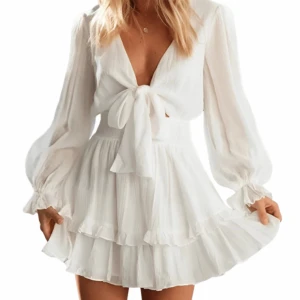 Vit klänning - Vit superfin klänning, perfekt till studenten eller andra tillfällen. Ny och i perfekt skick, storlek S (minsta storleken).