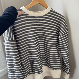 Randig långärmad tröja i bomull - Superskön!!! Snygg långärmad tröja med horisontella svarta och vita ränder. Tillverkad i mjuk bomull, perfekt för chill dagar och enkel att matcha med jeans eller kjol.