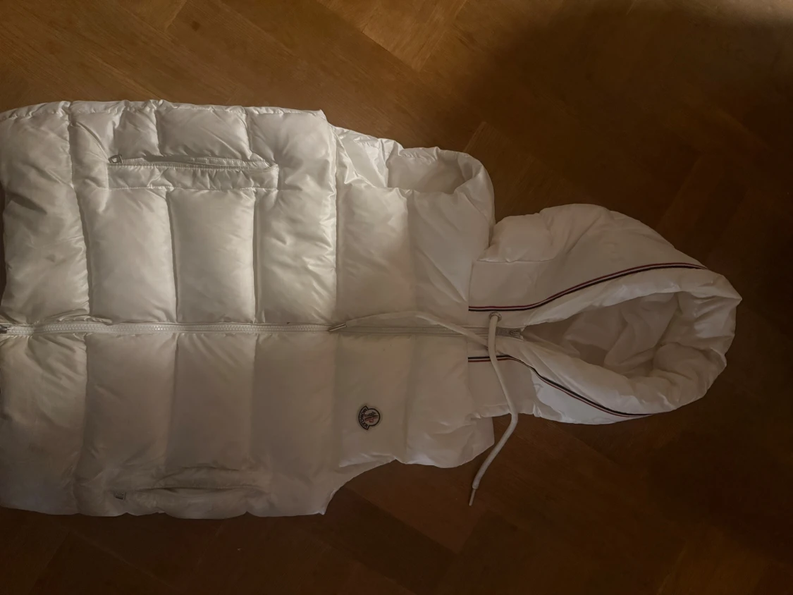 Vit dunväst från Moncler med huva