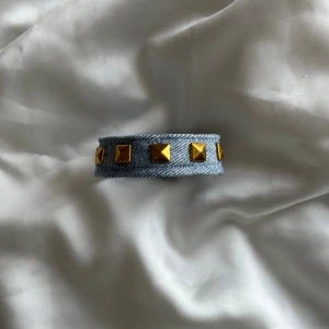 Ljusblått jeansarmband med guldnitar - Vårt jättesnygga ljusblåa jeansarmband med guldnitar! Alla armband är böjbara och passar alla. Hög kvalitet och skickas snabbt!📦 Perfekt detalj! ⭐️💙  Skriv för frågor 🧸💌