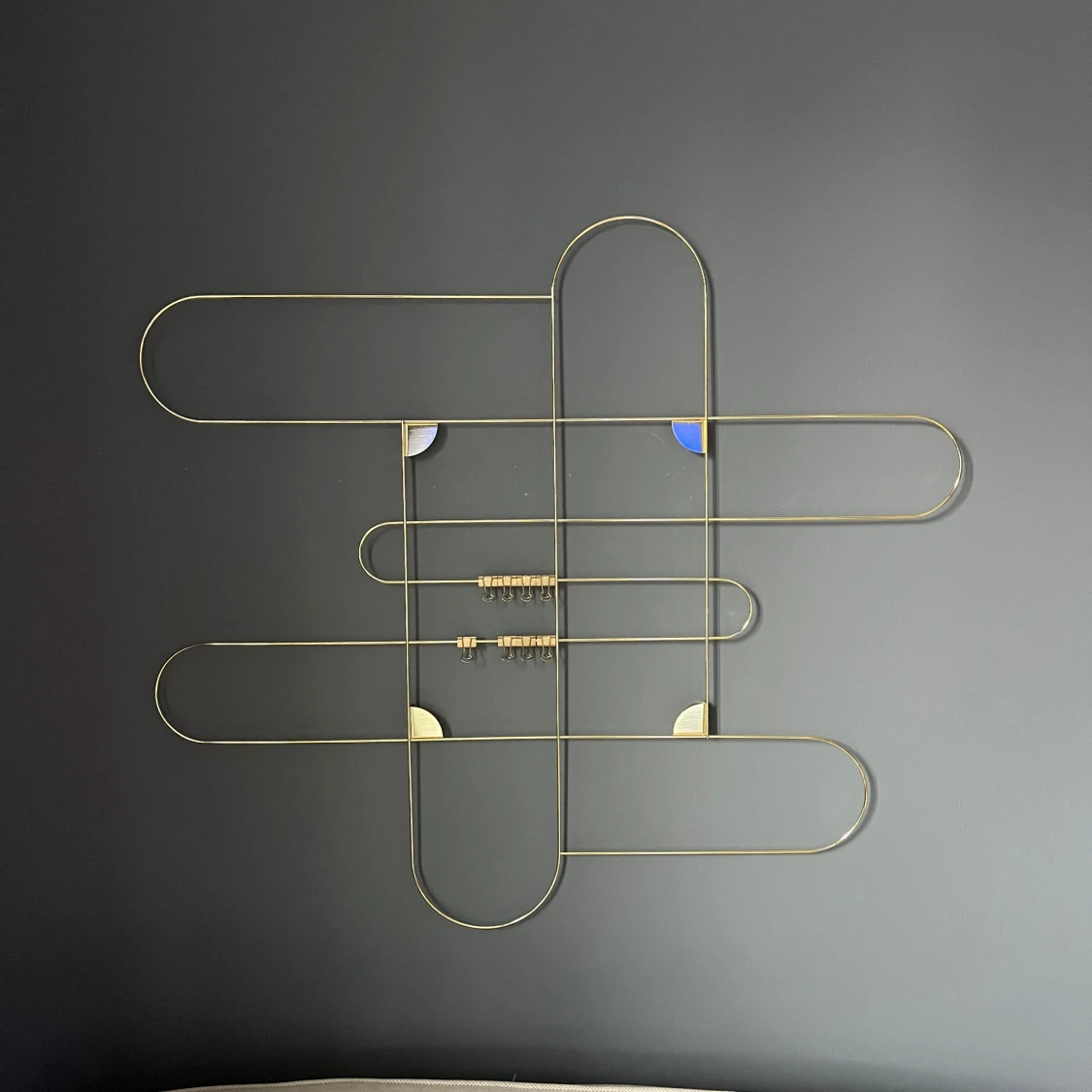 Guldig anslagstavla med klämmor