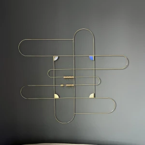 Guldig anslagstavla med klämmor - Säljer en snygg anslagstavla. Den är guldig men 8 klämmor. 