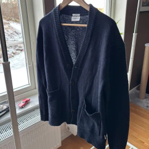 Lindbergh stickad cardigan  - riktigt bra skick | perfekt till kallare dagar | fint plagg att ha i garderoben | schysst passform | priset är inte hugget i sten🙌