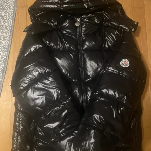 Moncler Maya Jacka - pris är diskuterbart!Säljer nu min jätte fina moncler maya jacka med fungerande nfc! jag köpte den för 1 vecka sen men den var tyvärr för stor på mig. Har använt i 1 vecka så den är som helt ny! skriv till mig för mer frågor☺️
