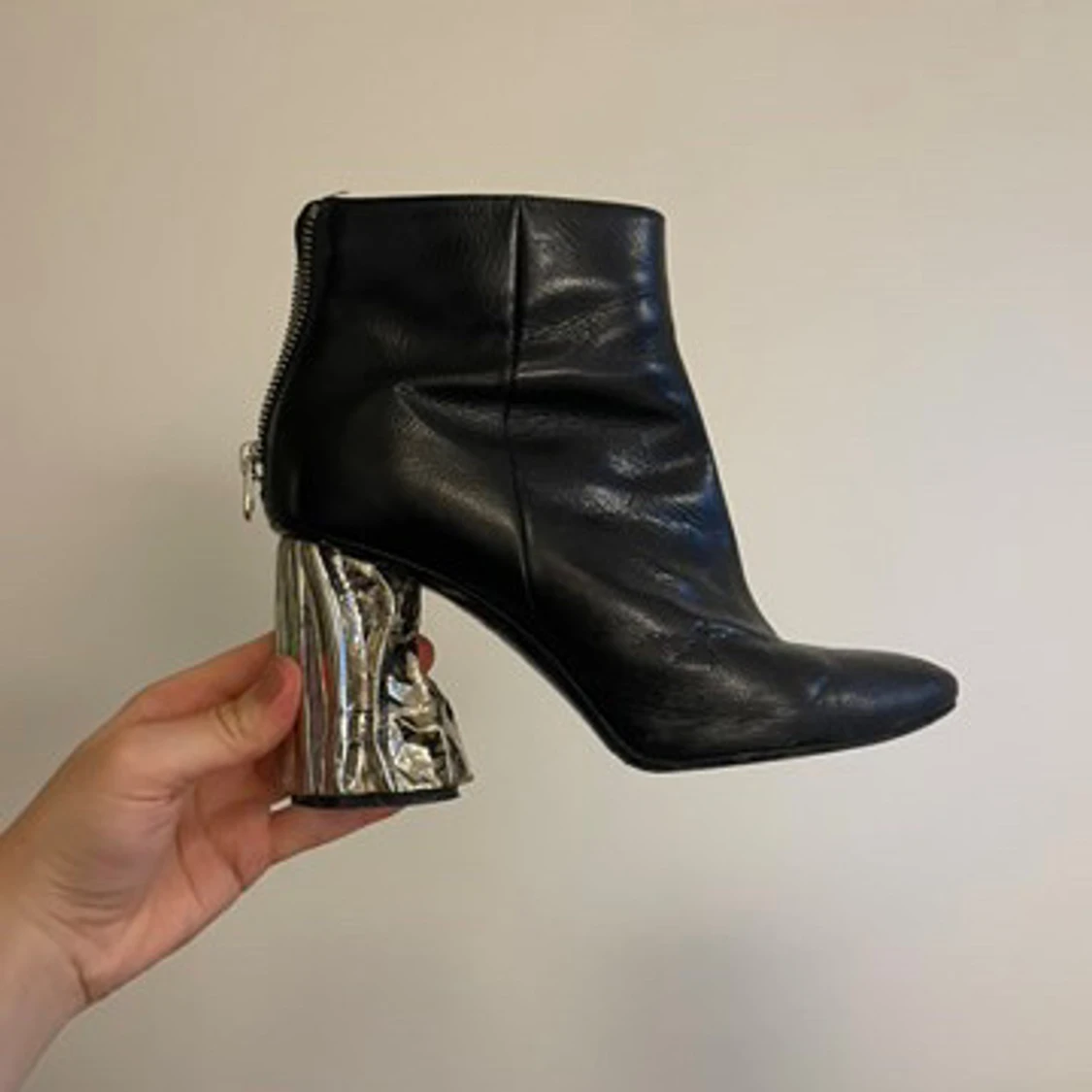 Acne Studios boots med silvrig klack