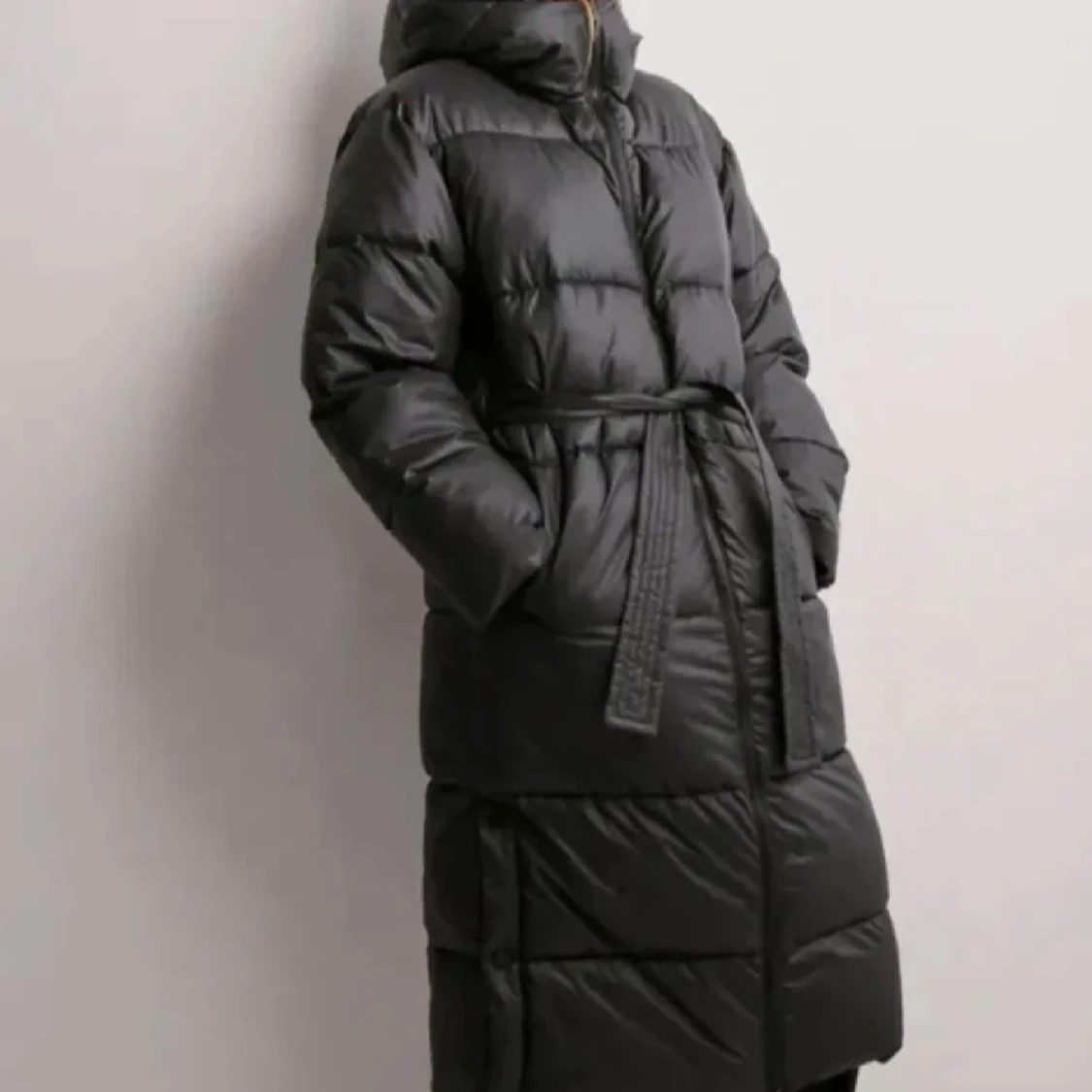 Svart lång pufferjacka med bälte