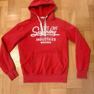 Limited edition superdry - Limited edition superdry Hoddie. Mycket sällsynt, inga defekter, storlek S men passar även M. Hör av er vid minsta fråga 🙌🏼priset är inte hugget i sten 😆