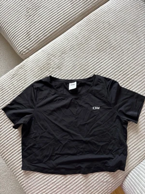 Svart croppad träningstopp ICANIWILL - Svart croppad träningstopp från ICANIWILL  aldrig använd 